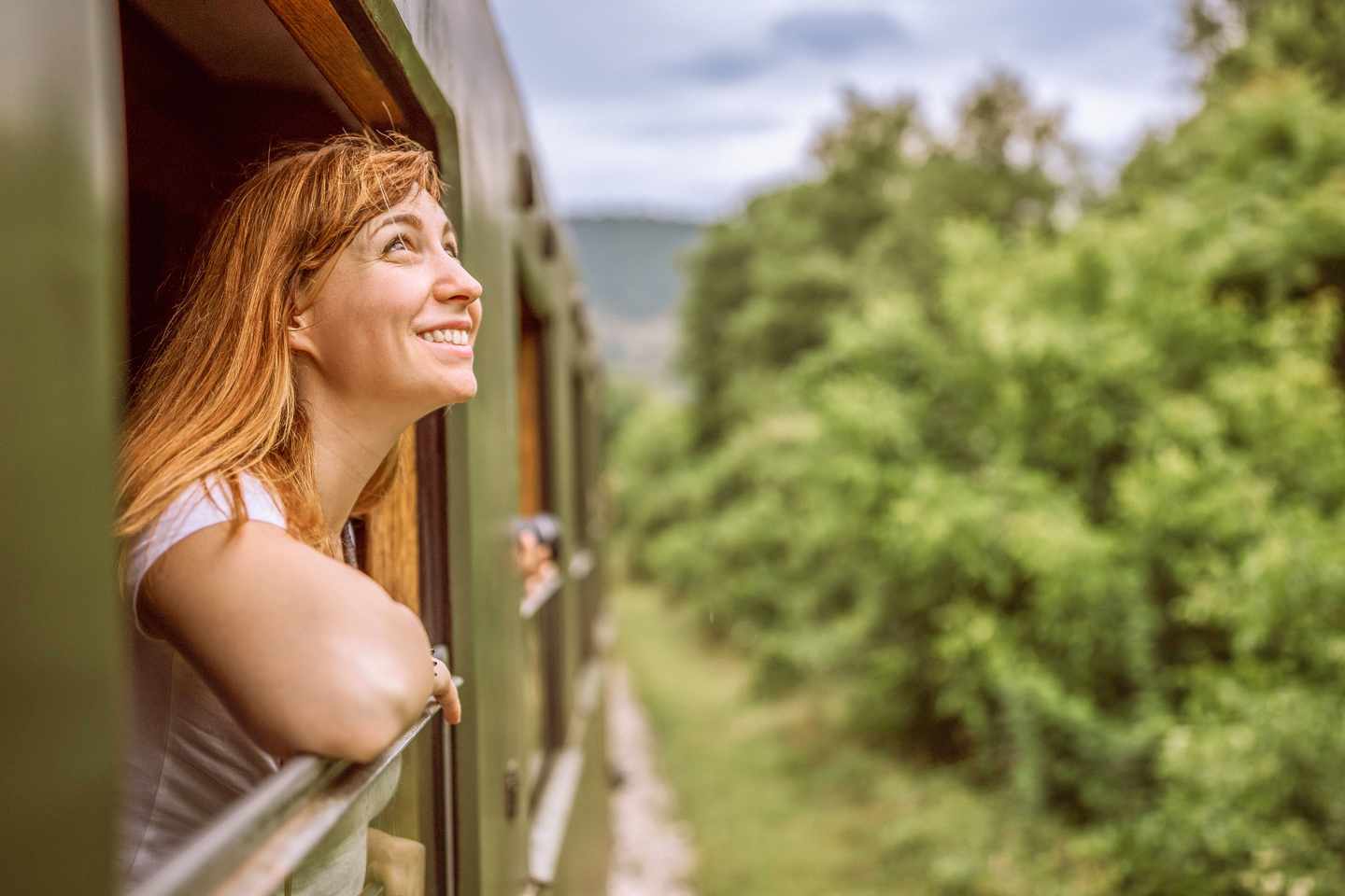 nachhaltigkeit-nachhaltiges-engagement-junge-frau-schaut-aus-einem-zugfenster-in-die-natur-g-1168484595.jpg
