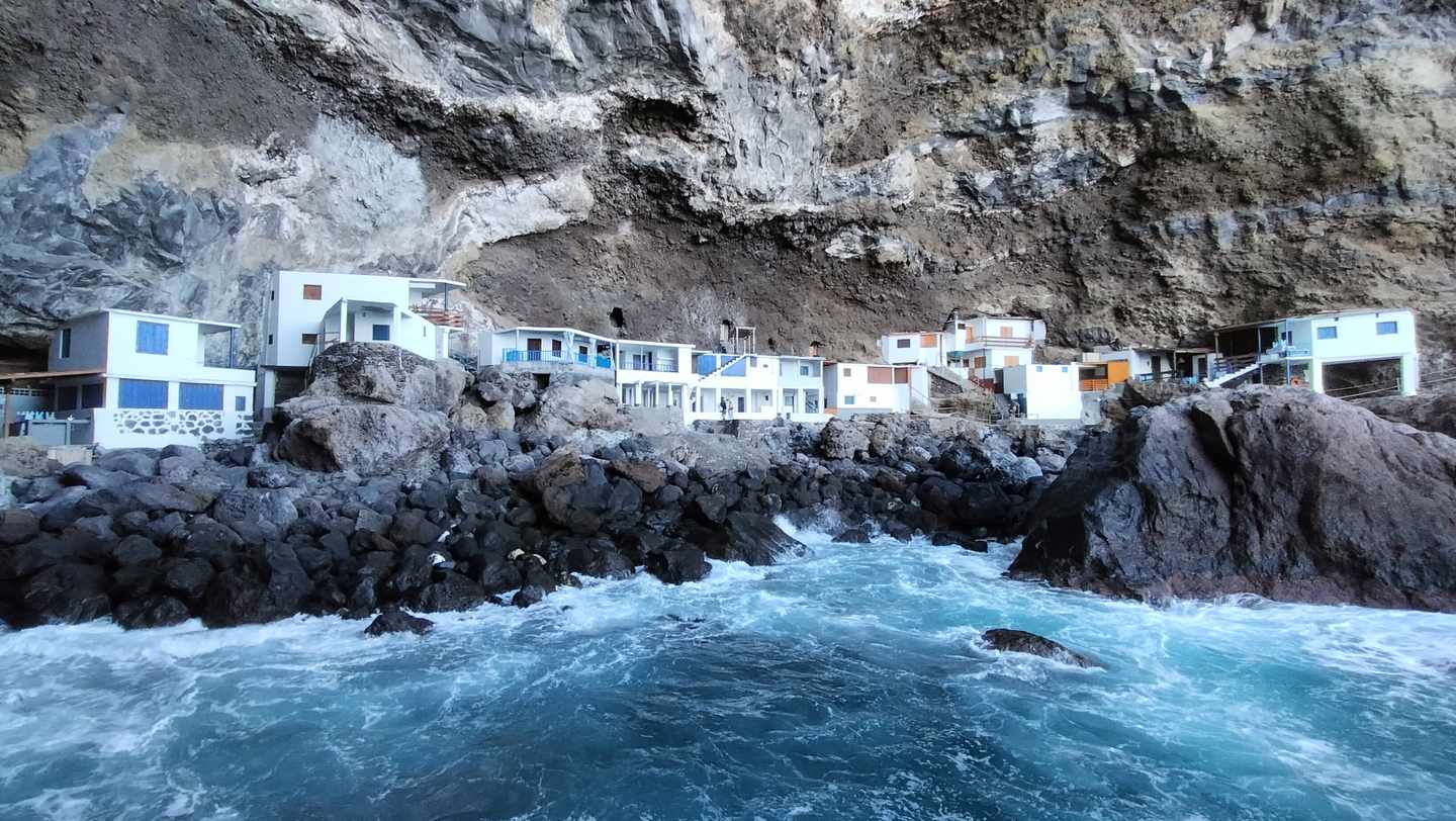 la-palma-dorf-in-hoehle-beim-meer-poris-de-candelaria-g-1356229695.jpg