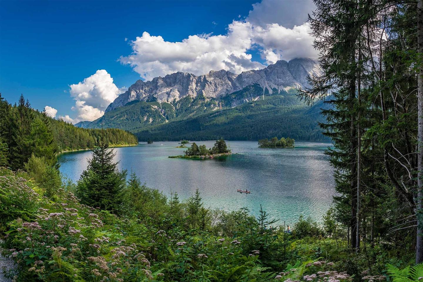 deutschland-bayern-schoenste-seen-eibsee-bayrischer-wald-ausblick-auf-wasser-g-1185941170.jpg