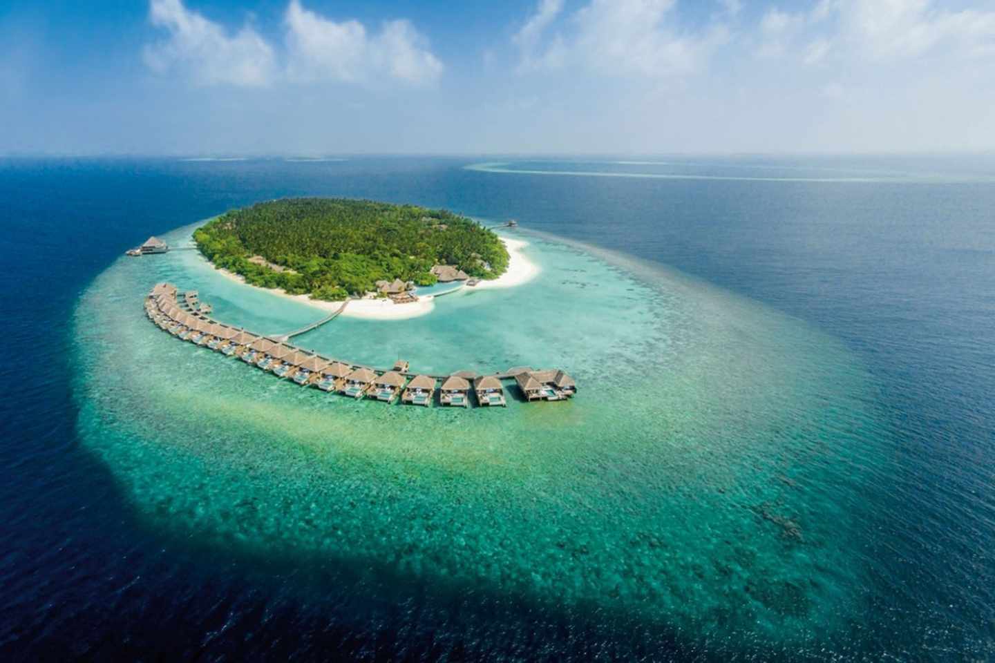 malediven-leuchtender-strand-und-meer-luftansicht-der-wasserbungalows-des-hotels-dusit-thani-maledives-DER_ATC_MLE12106B_S23_1.jpg