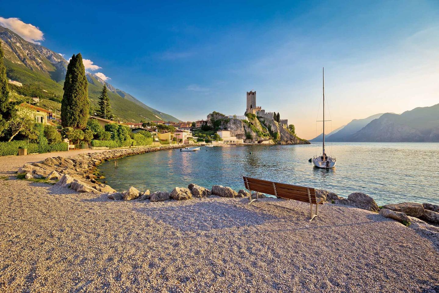 italien-gardasee-schloss-und-strand-aussicht-stadt-malcesine-g-888103204.jpg