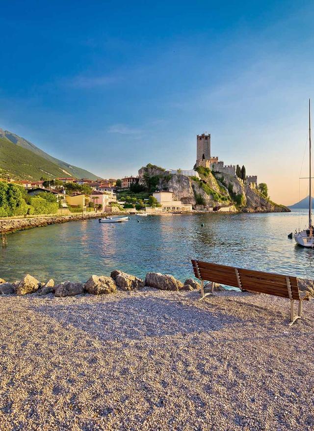 Gardasee Strände italien-gardasee-schloss-und-strand-aussicht-stadt-malcesine-g-888103204.jpg