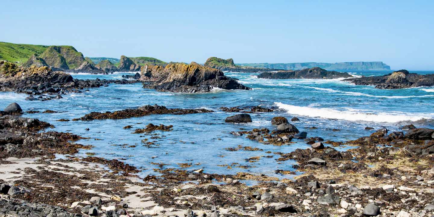 nordirland-felsen-und-klippen-von-ballintoy-game-of-thrones-drehort-g-932469430.jpeg