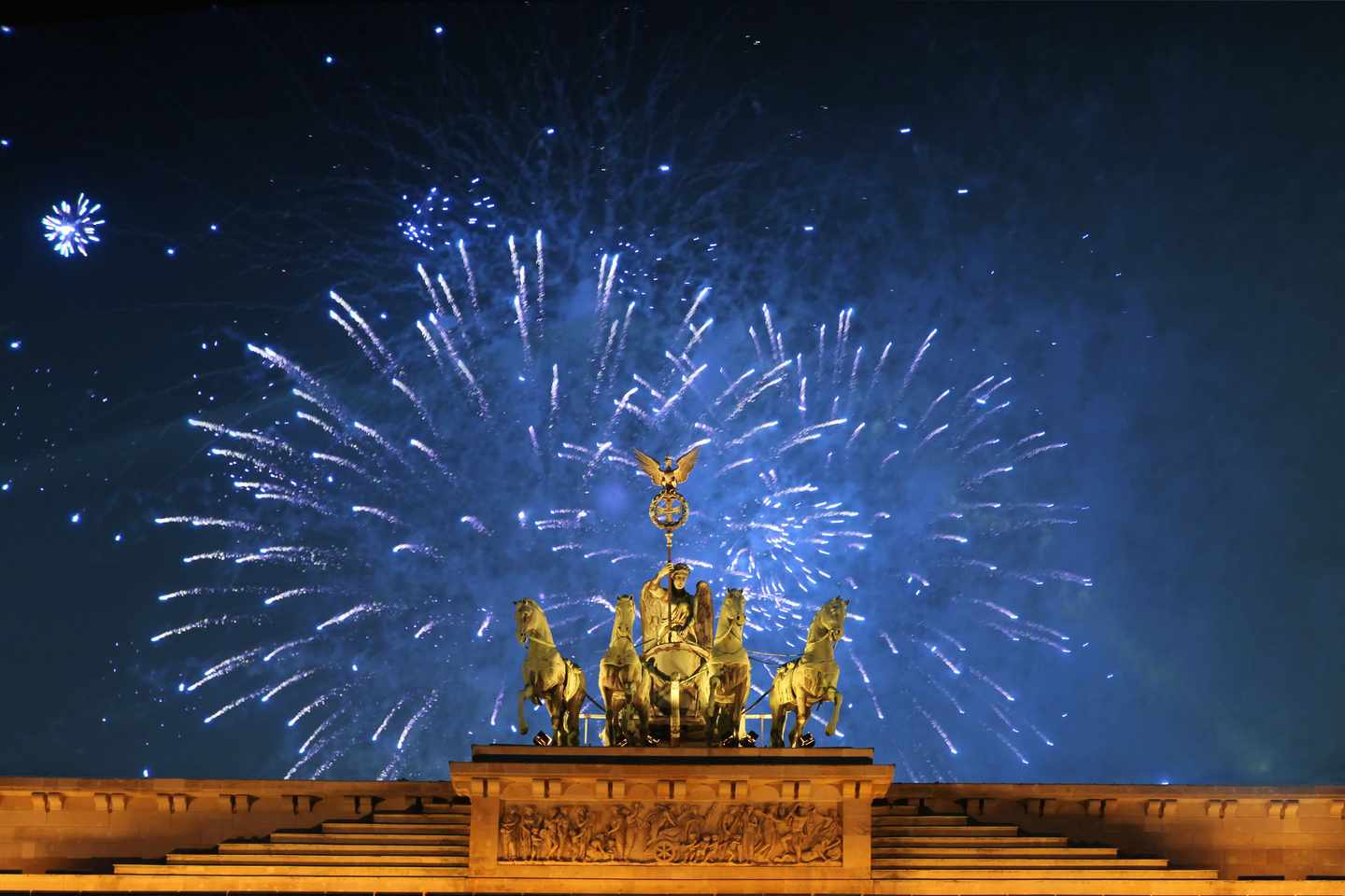 berlin-silvester-feuerwerk-brandenburger-tor-g-176649422.jpg