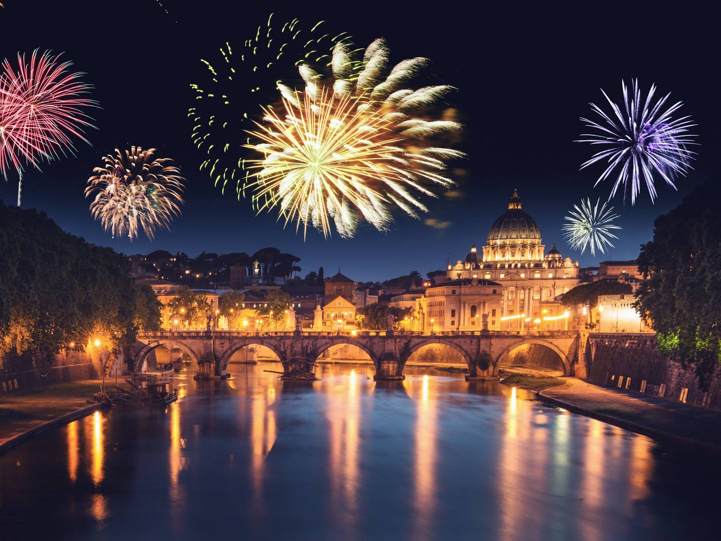 italien-rom-skyline-feuerwerk-g-501854622-lp.jpg
