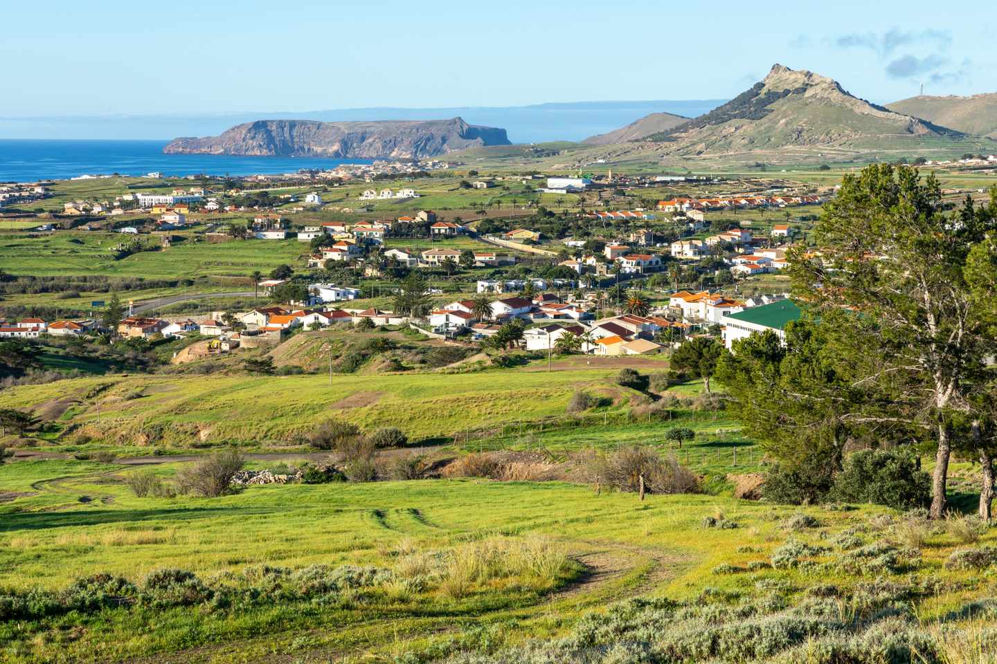 GettyImages-1481127619.jpg Porto Santo Urlaub: Blick auf die Landschaft vom Aussichtspunkt Pico Castelo