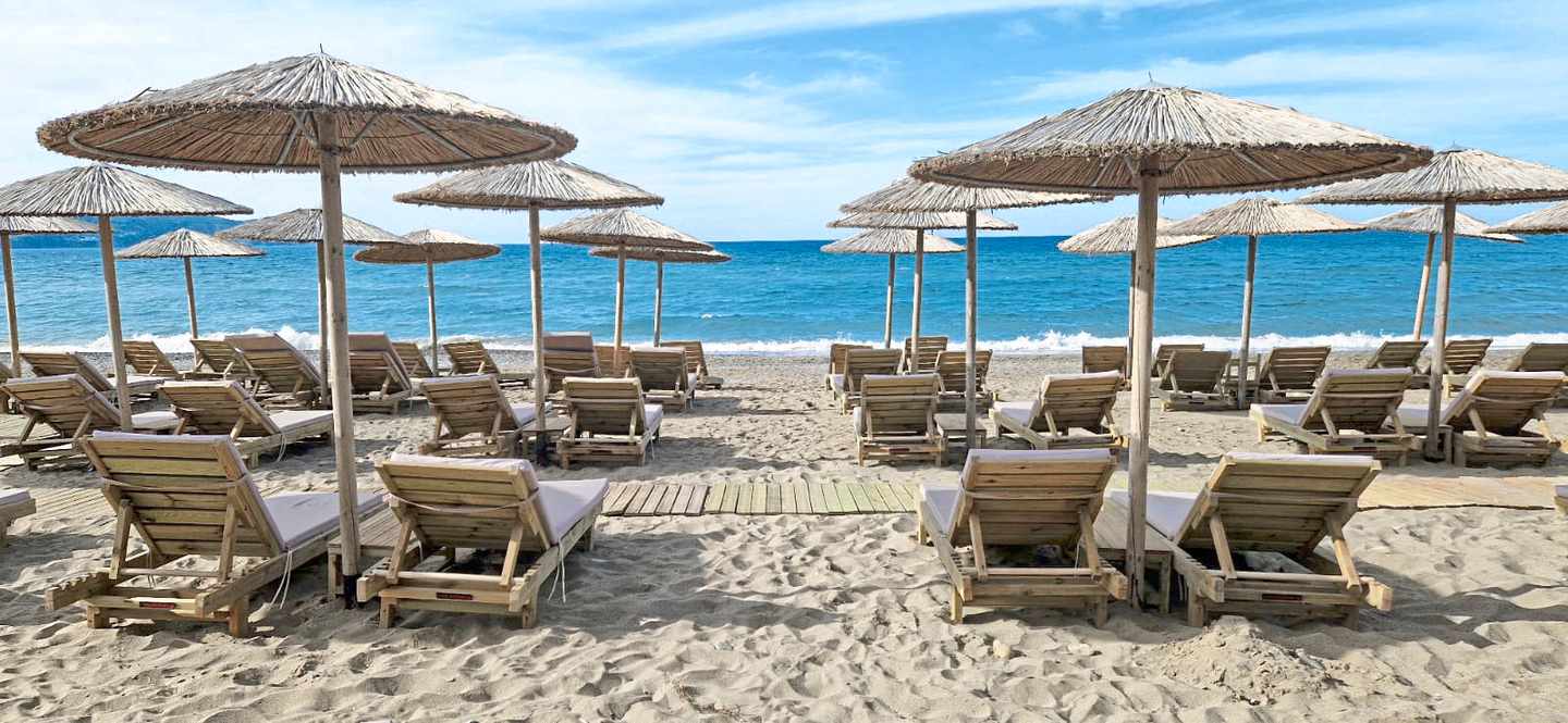 griechenland-kreta-sentido-amounda-bay-strand-liegen-sonnenschirme-DER1505442.jpg