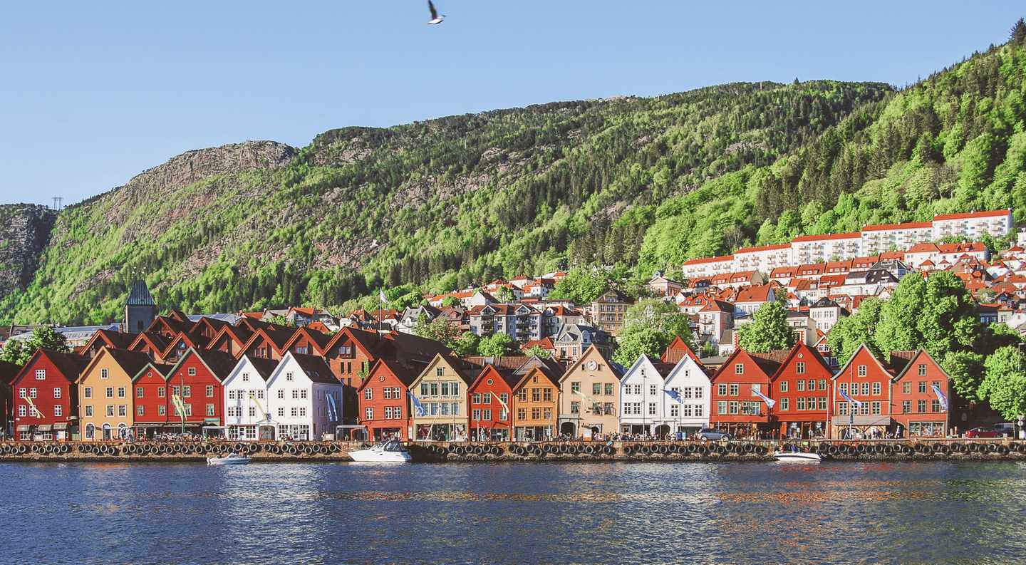 norwegen-bergen-hafen-altstadt-holzhaeuser-sommer-g-1053671888.jpg