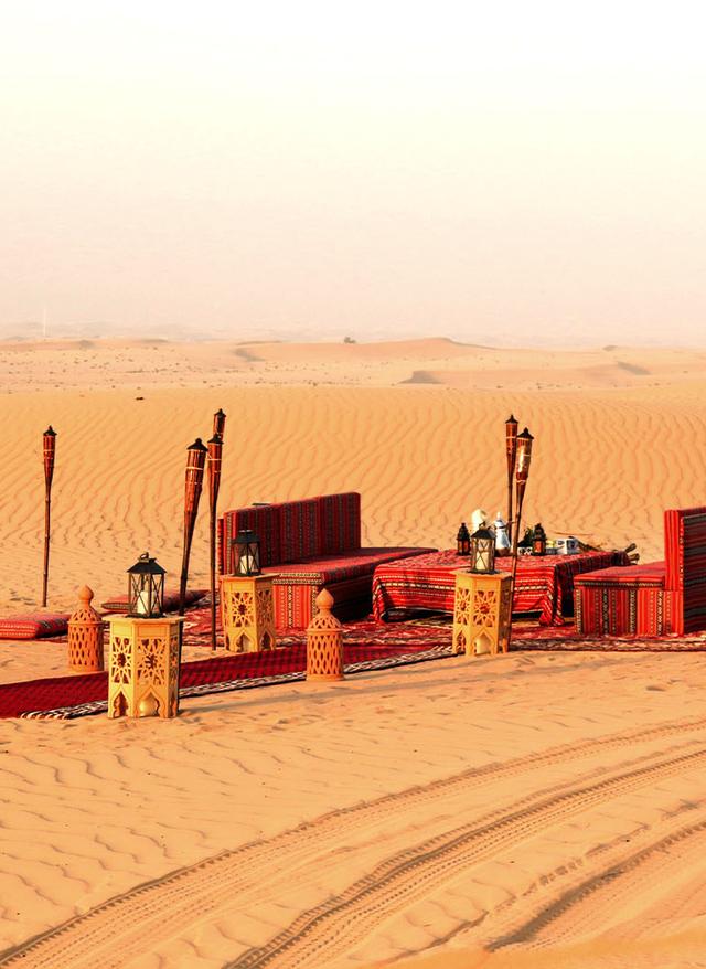 luxus-urlaub-dubai-wuestendinner-fuer-sonnenuntergang-romanstiches-essen-in-sandduenen-mit-teppichen-und-kissen-g-1401403461.jpg