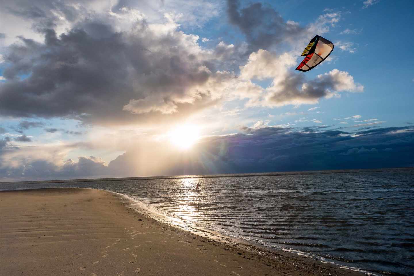 deutschland-nordsee-tagesausflug-ordinger-strand-kitesurfer-auf-wasser-g-1094938934.jpg