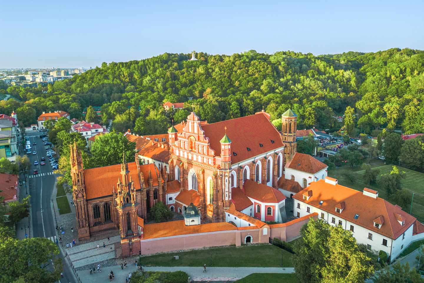 bltebeba77d5d3646cc-litauen-vilnius-st-anne-kirche-g-2214592249.jpg Blick auf die spätgotische Annenkirche und das Bernhardinerkloster in Vilnius