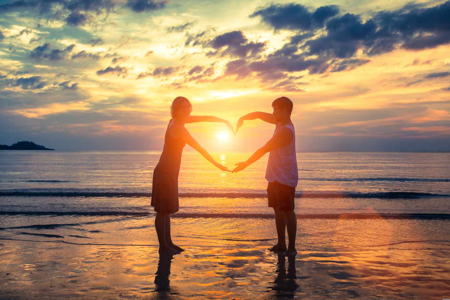 paar-strand-herz-sonnenuntergang-t-467888724.jpg