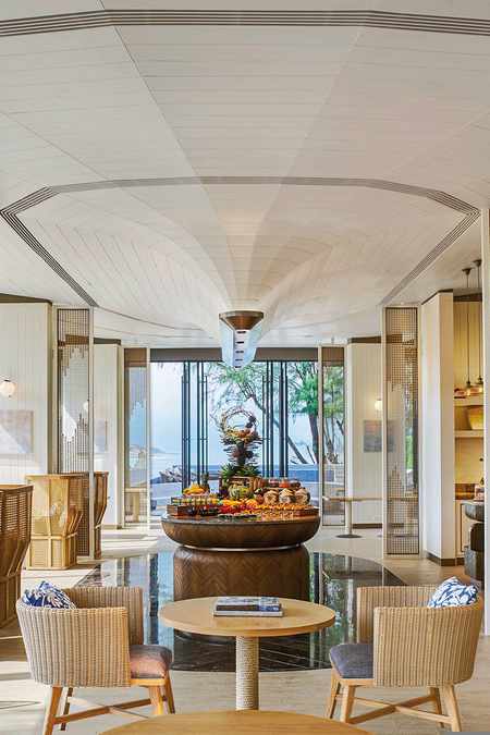 Tisch mit zwei Stühlen und Frühstücksbuffet im Melia Koh Samui