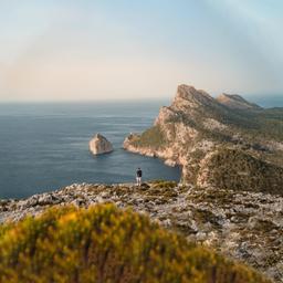 spanien-mallorca-cap-formentor-mann-vor-meer-dsc0654-zoomout-inothimoni.jpg