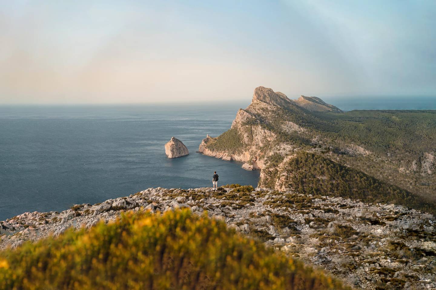 spanien-mallorca-cap-formentor-mann-vor-meer-dsc0654-zoomout-inothimoni.jpg
