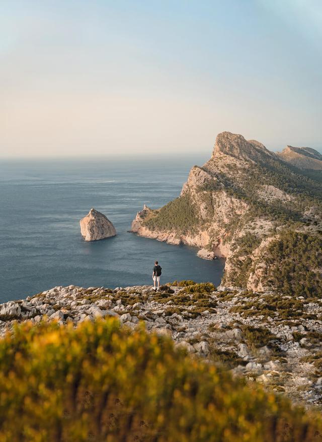 Wanderurlaub Mallorca spanien-mallorca-cap-formentor-mann-vor-meer-dsc0654-zoomout-inothimoni.jpg