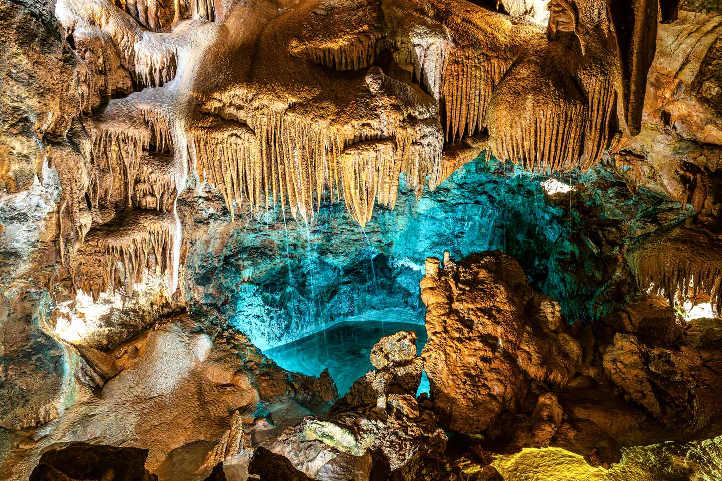 portugal-leiria-grutas-mira-de-aire-tropfsteinhoehle-stalaktiten-see-g-2211318094.jpg