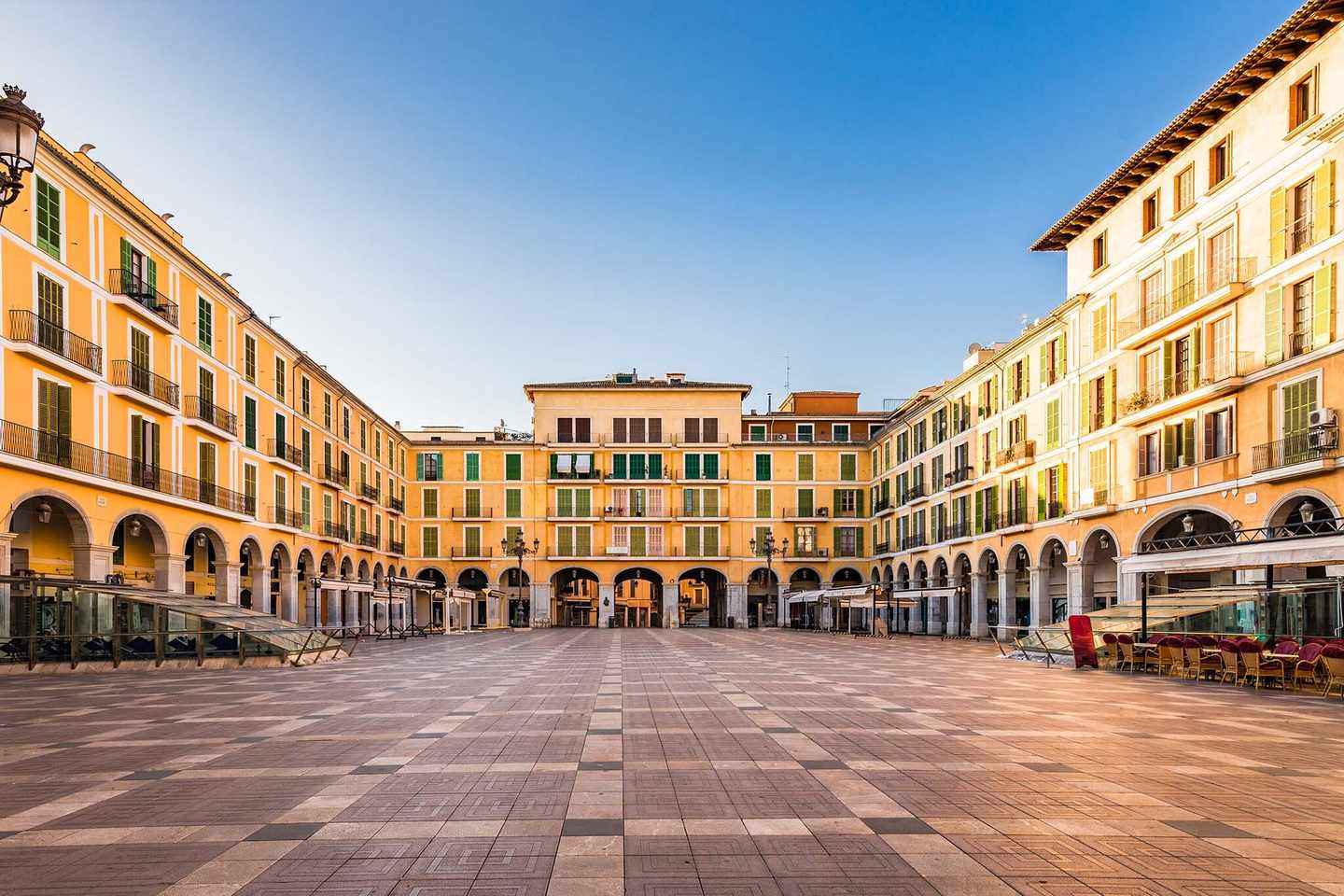 spanien-mallorca-palma-de-mallorca-sehensweurdigkeiten-blick-auf-die-plaza-de-mayor-in-der-altstadt-g-951106798.jpg
