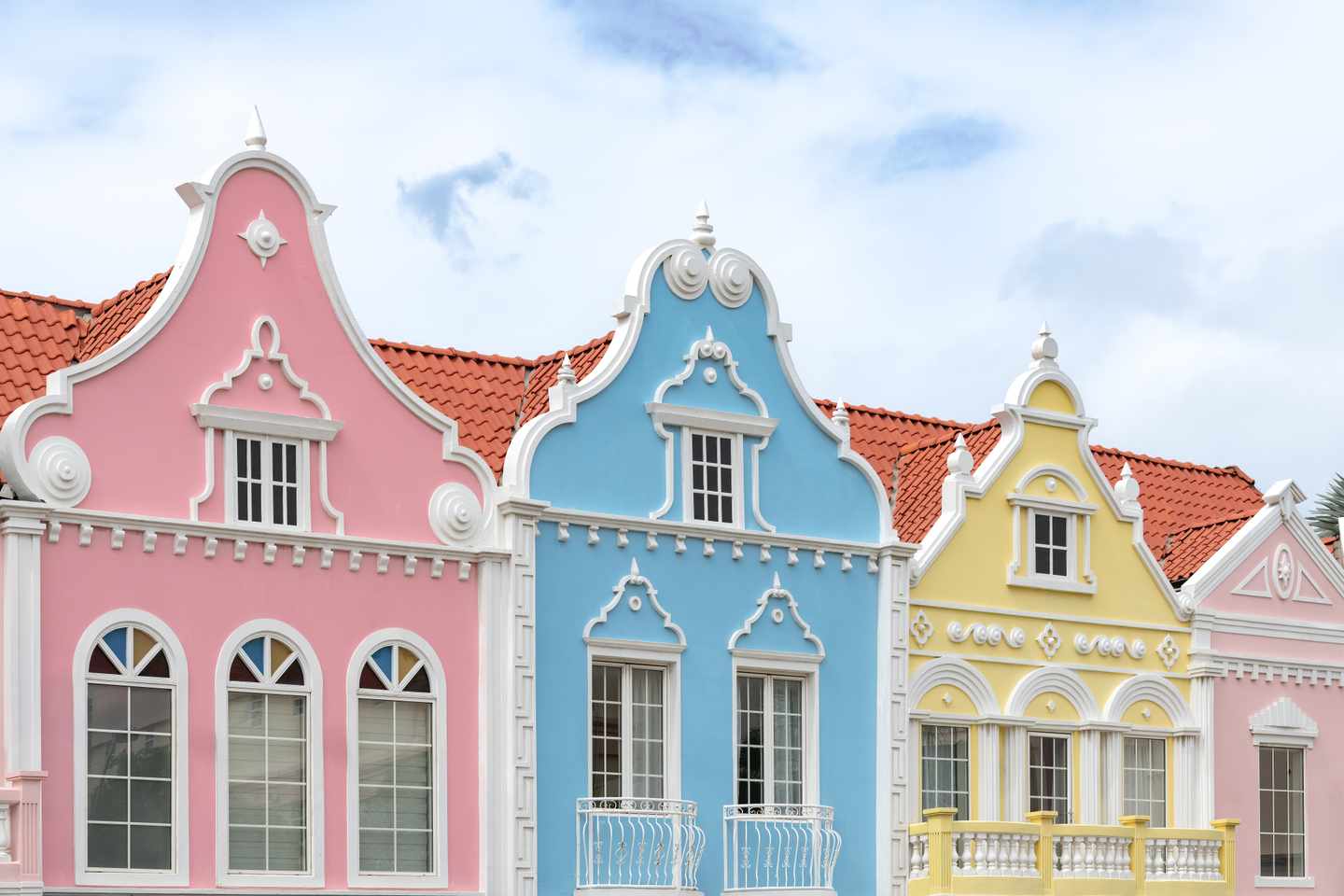 GettyImages-2215437509.jpg Aruba-Urlaub: bunte Häuser