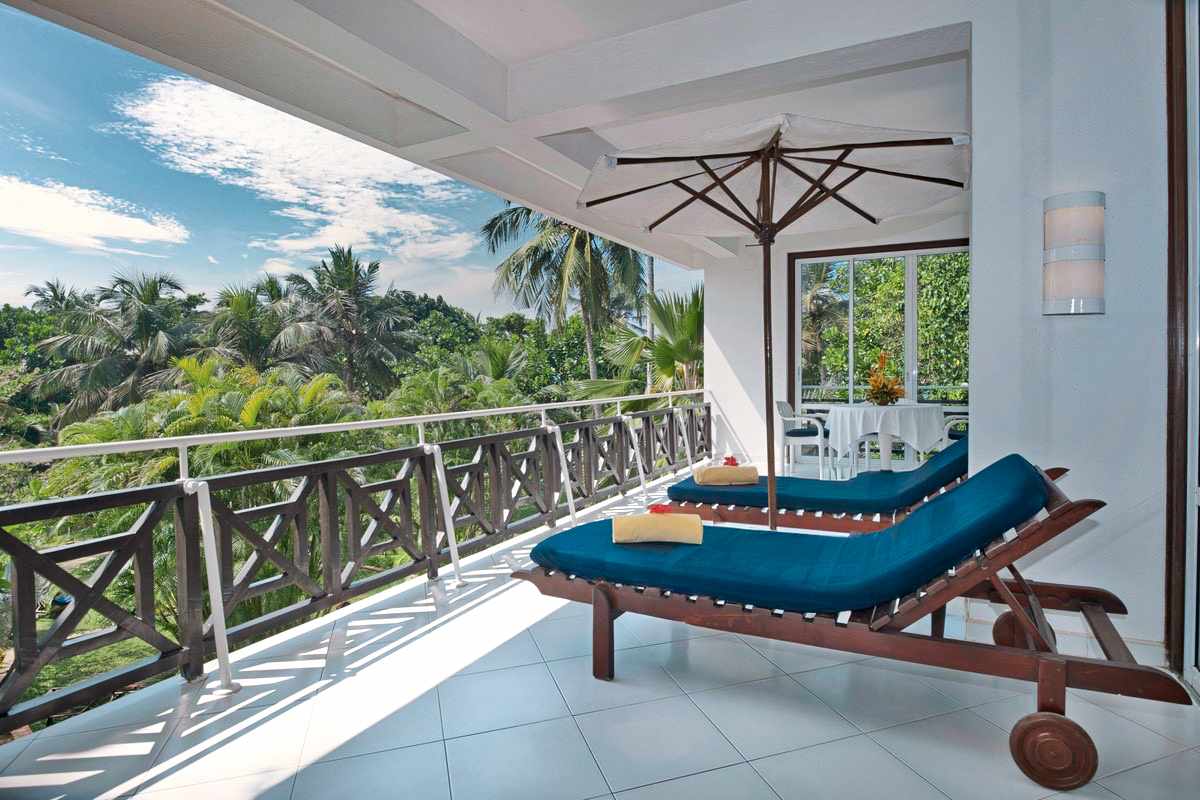 Ruhezone im Lanka Princess Hotel: Holzliegen mit Blick ins Grüne