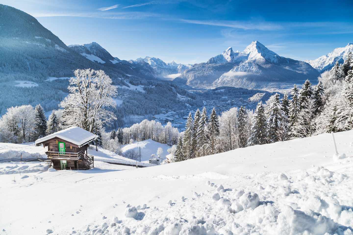 deutschland-alpen-chalet-in-den-bergen-bei-schnee-g-503689316.jpg