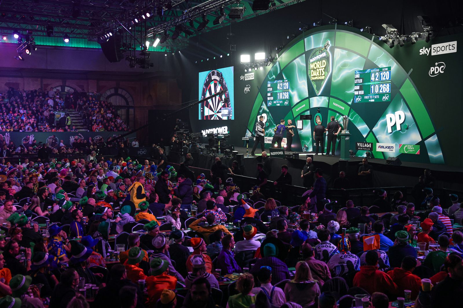 Darts WM Spieler im Finale auf Bühne im Ally Pally.