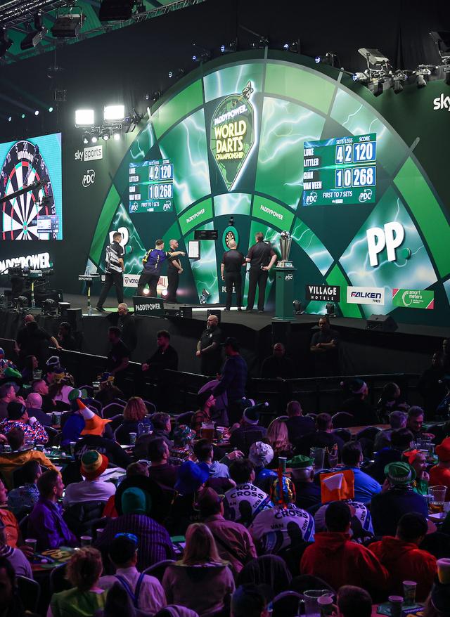 Jetzt Early Access sichern Darts WM Spieler im Finale auf Bühne im Ally Pally.