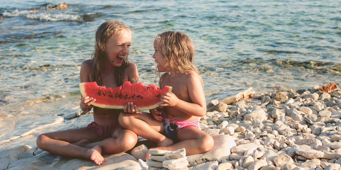 kroatien-istrien-maedchen_essen_wassermelone_am_strand-g-980959346.jpg