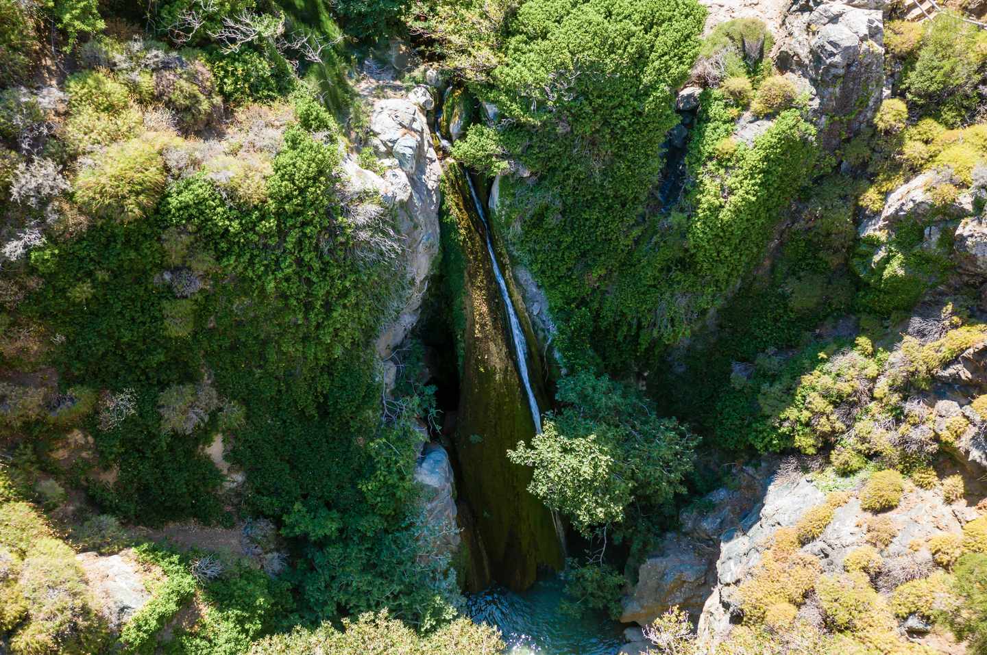 griechenland-kreta-richtis-schlucht-luftaufnahme-eines-schmalen-wasserfalls-in-einer-steilen-felsigen-schlucht-g-1271748748.jpg