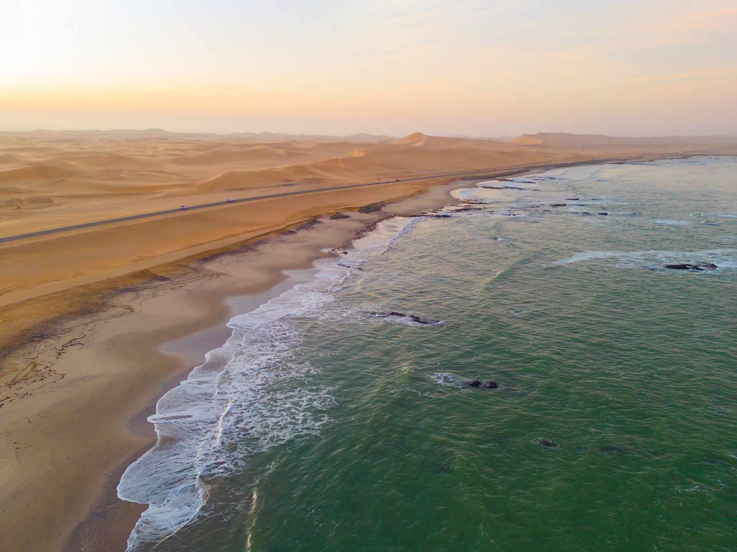 namibia-namib-wueste-kuestenlinie-luftaufnahme-g-1471795648.jpg