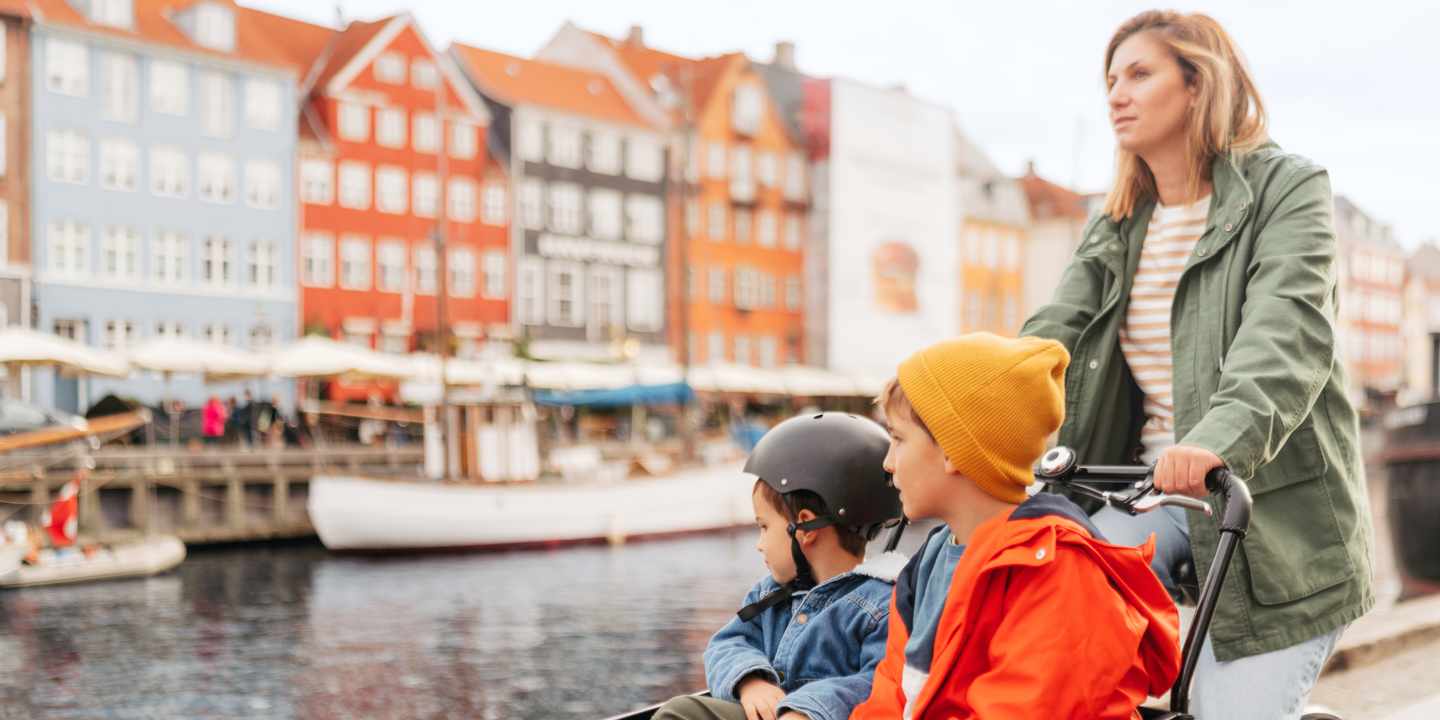 daenemark-kopenhagen-frau-auf-fahrrad-mit-zwei-kindern-am-nyhavn-g-1476147476.jpg