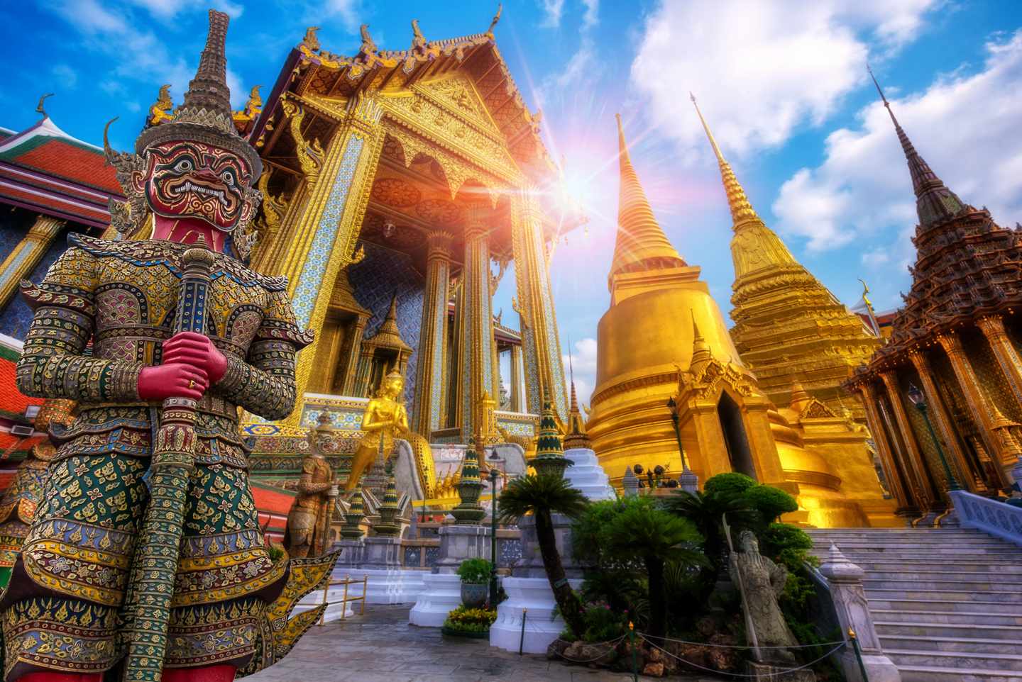 thailand-bangkok-wat-pra-kaew-tempel-t-612380726.jpg