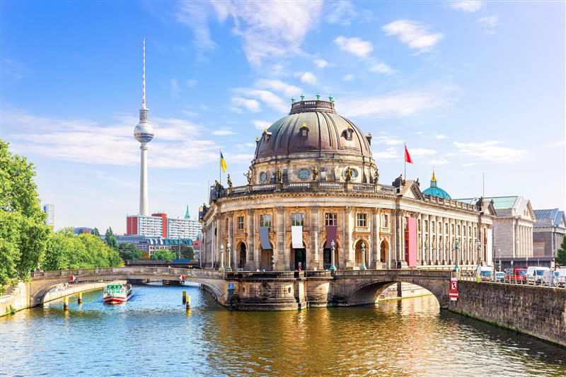 deutschland-berlin-museumsinsel-bode-museum-spree-panorama-530122784.jpg
