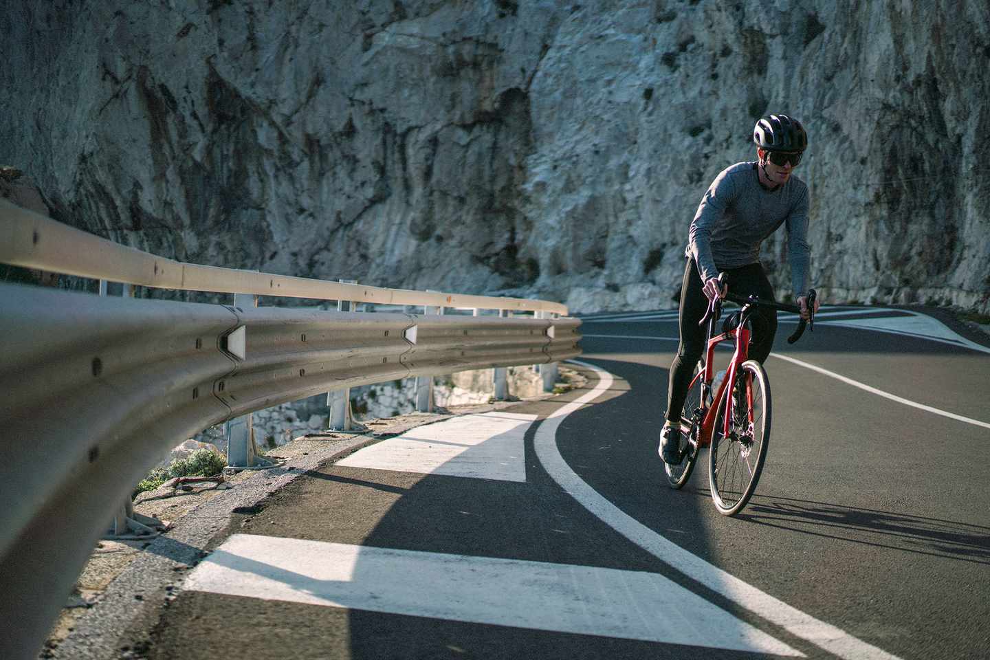 italien-aktivurlaub-rennradfahrer-entlang-der-kuestenstraße-am-morgen-g-1311132851.jpg