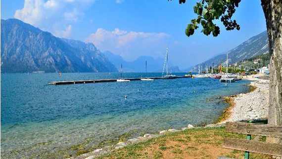 gardasee-malcesine-strand-steg-tal-community-tinahellmuth.jpg