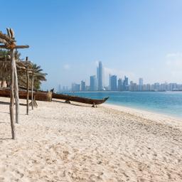 vae-abu-dhabi-strand-skyline-g-640248614.jpg