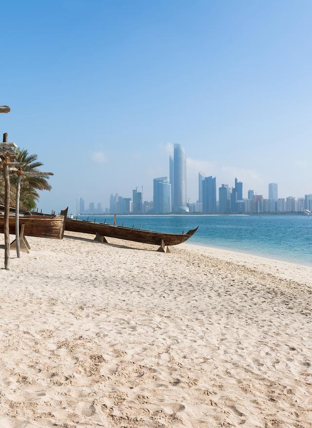 vae-abu-dhabi-strand-skyline-g-640248614.jpg