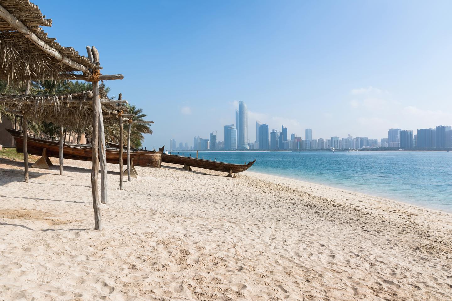 vae-abu-dhabi-strand-skyline-g-640248614.jpg