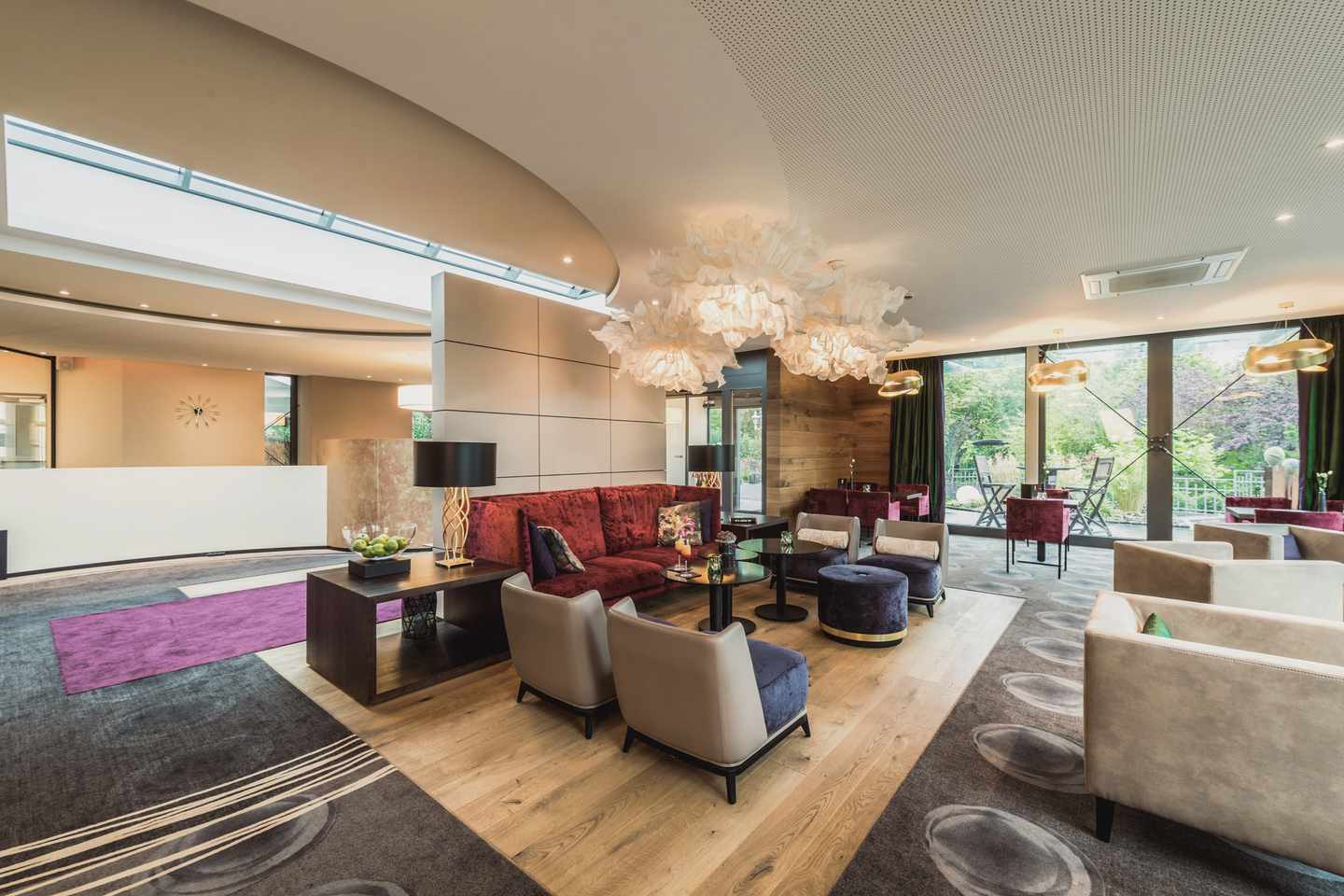 blt50bc5fe50c332cca-familienurlaub-babymoon-hotels-hotel-heinz-h-DER1382432.jpg Elegant und bequem: die Lobby im Hotel Heinz