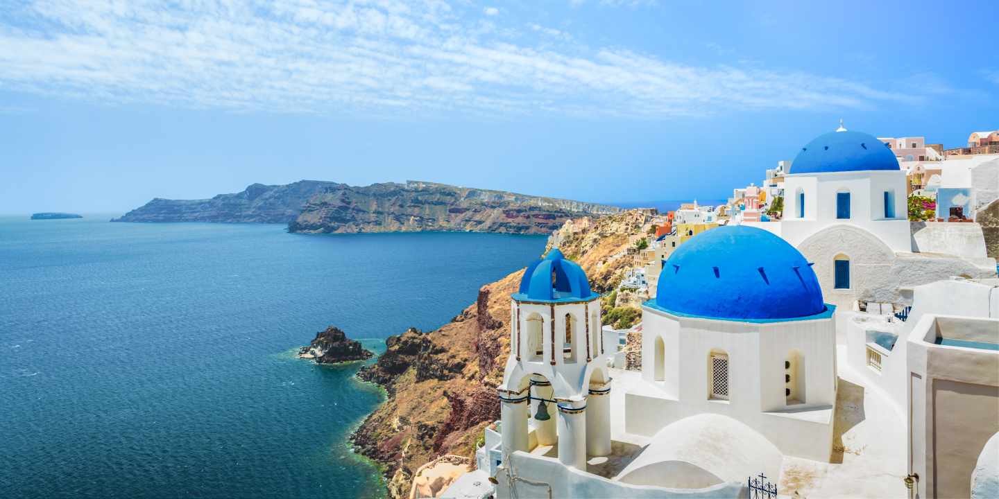 griechenland-santorini-oia-kirche-bucht-g-475124388.jpg