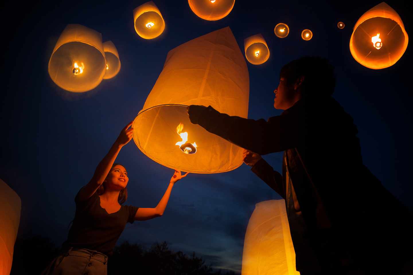 thailand-chinesisches-neujahr-laternen-lichter-t-845555776.jpg