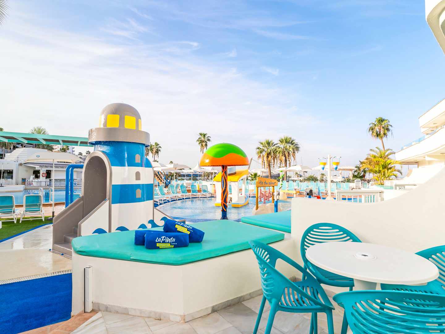 blt692c16347805cb19-spanien-kanaren-teneriffa-hovima-la-pinta-beachfront-family-hotel-h-DER1590177.jpg Spielbereich am Pool im La Pinta Beachfront Hotel – eines der besten Familienhotels auf den Kanaren