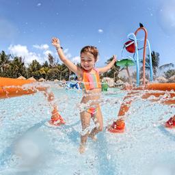 familienurlaub-tuerkei-kleines-maedchen-im-wasserpark-g-1465217052.jpg