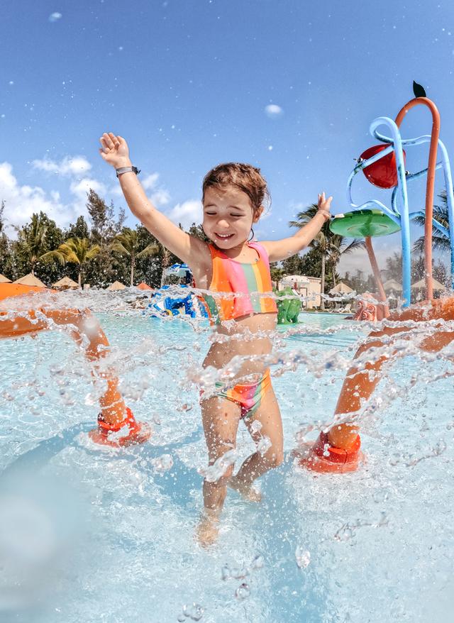 familienurlaub-tuerkei-kleines-maedchen-im-wasserpark-g-1465217052.jpg