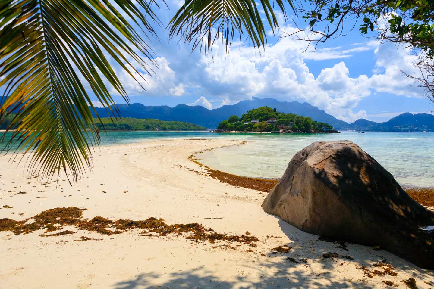 seychellen-mahe-long-island-tropischer-strand-mit-grossem-fels-g-1205230061.jpg