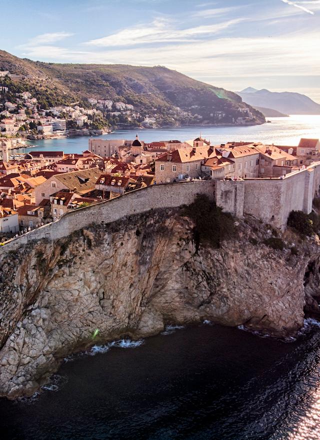 Kroatiens Top-Sehenswürdigkeiten Kroatiens Sehenswürdigkeiten: Dubrovniks Festung in der Sonne