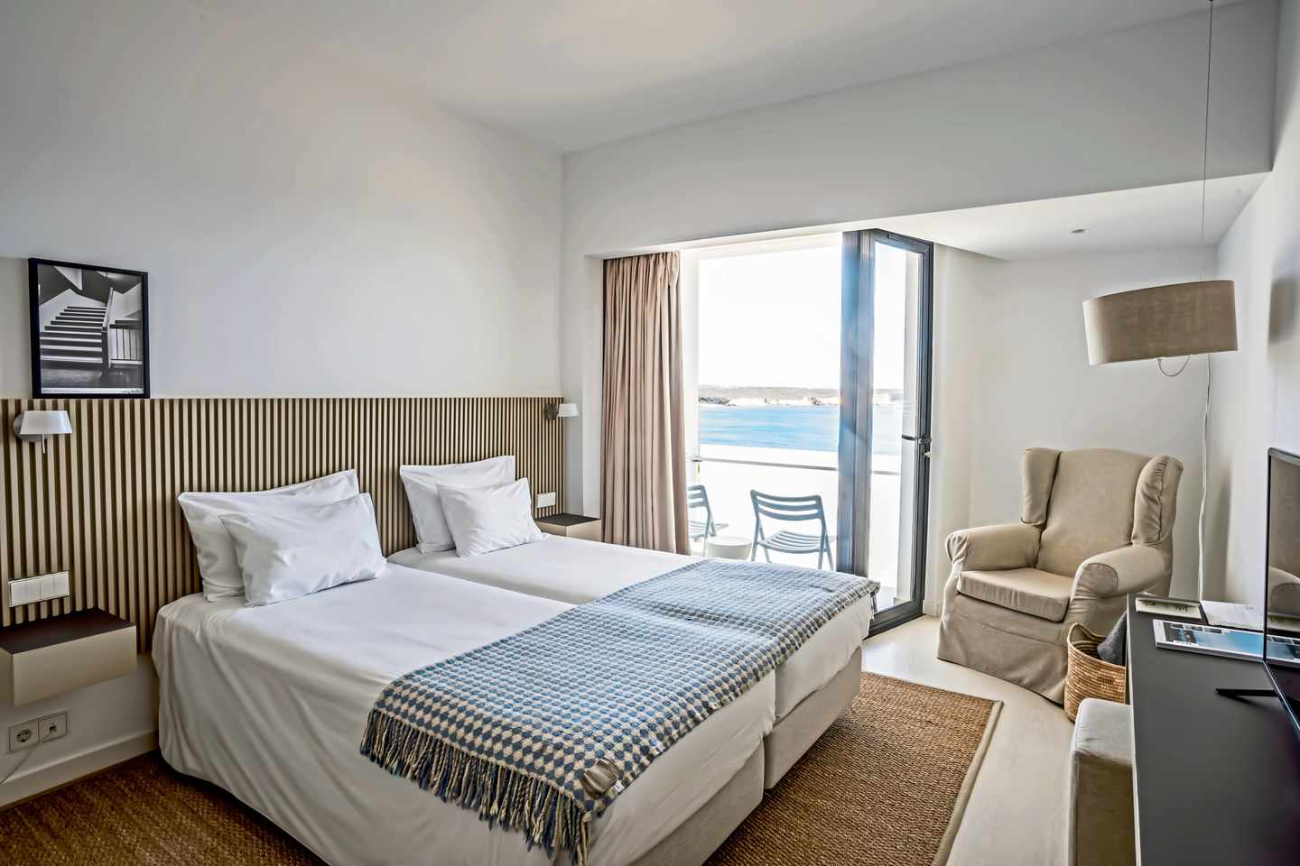 portugal-algarve-memmo-baleeira-hotel-doppelzimmer-meerblick-cmi-DER1480989.jpg Helles Doppelzimmer im Memmo Baleeira Hotel in Sagres mit Balkon und Blick auf den Atlantik an der Algarve
