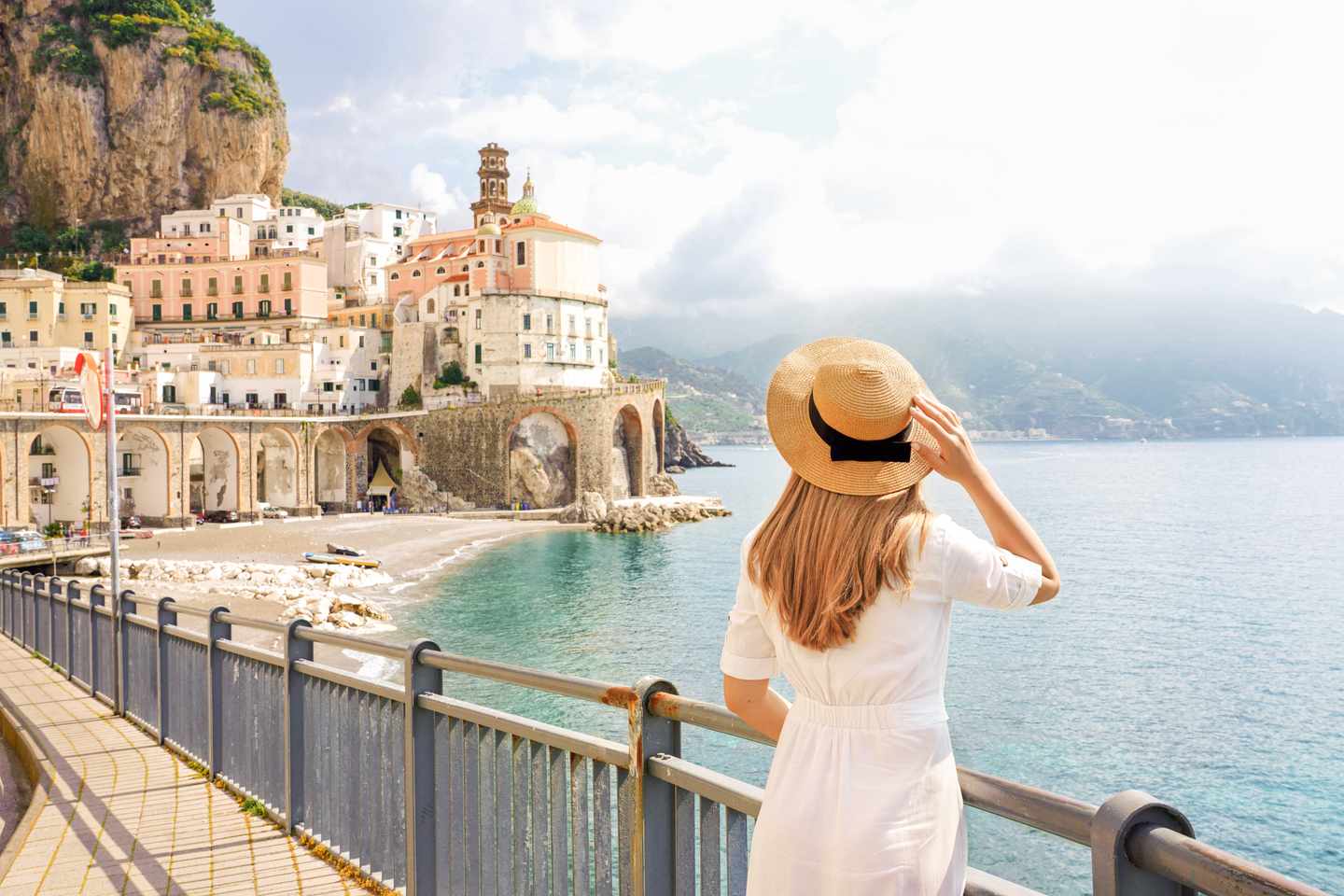 italien-amalfi-atrani-frau-strohhut-meer-main-character-energy-shutterstock-2162074323.jpg