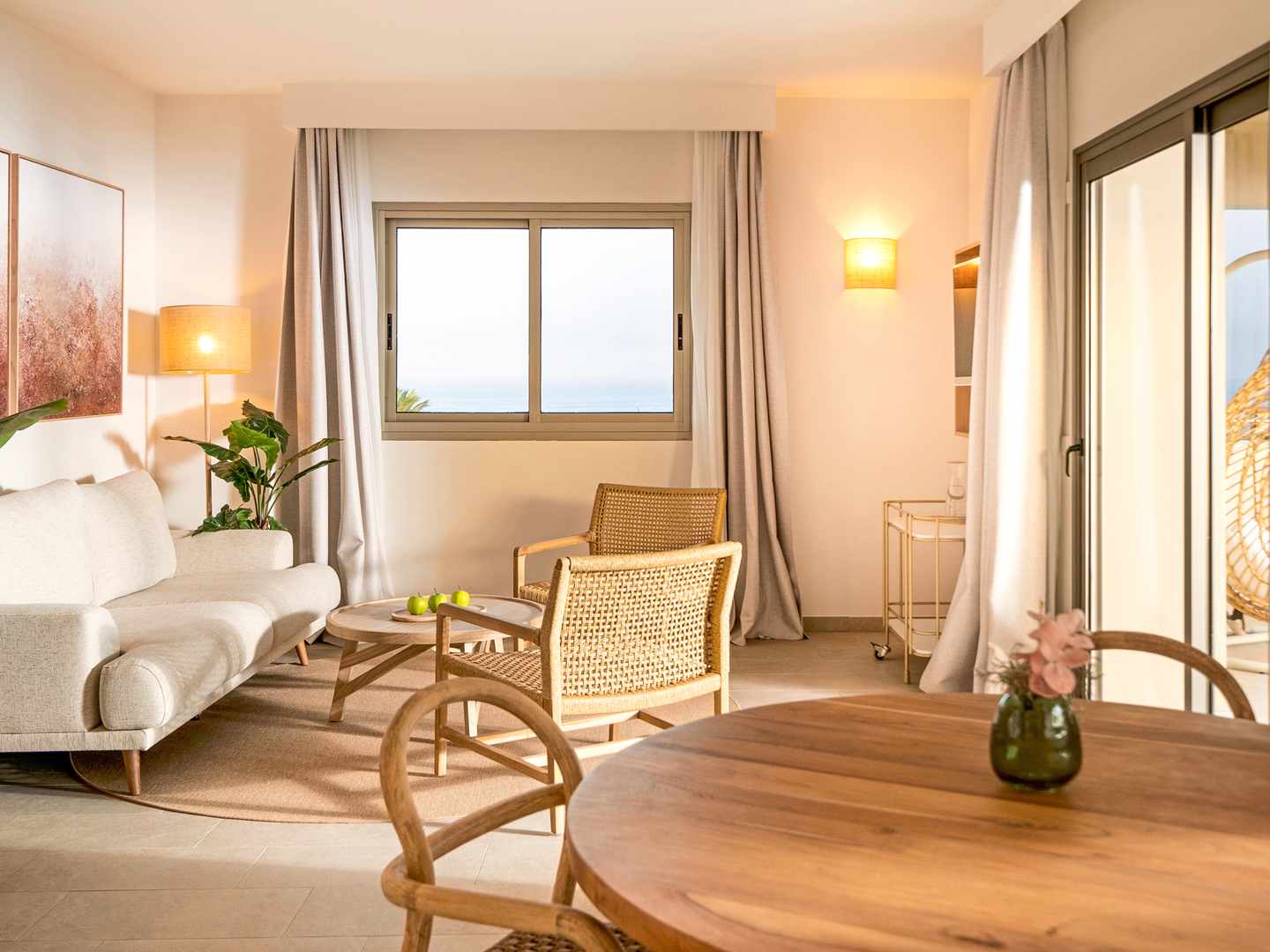 blt2333035e7d811126-spanien-kanaren-fuerteventura-iberostar-waves-gaviotas-park-h-DER1584603.jpg Helles Familienzimmer im Iberostar Waves Gaviotas Park mit Sofa, Holzmöbeln und Blick auf das Meer