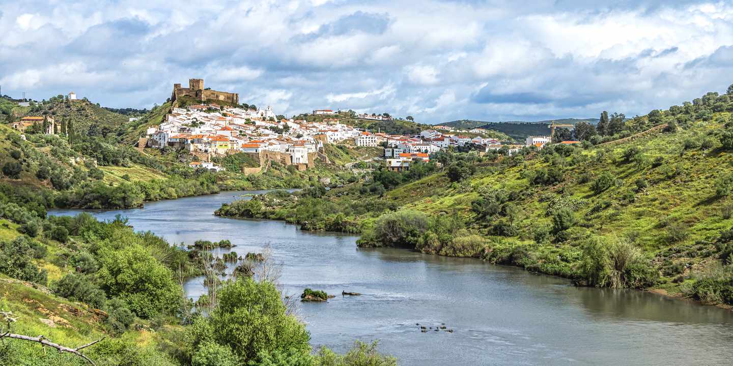 portugal-alentejo-mertola-guadiana-fluss-burgdorf-g-2196193536.jpg